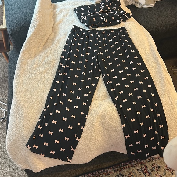 Kate Spade Black Pajama Set with pink Bow Pattern - Picture 6 of 9